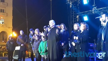 Η Θεσσαλονίκη φόρεσε τα γιορτινά της – Φωταγωγήθηκε το δέντρο στην Αριστοτέλους – ΦΩΤΟ