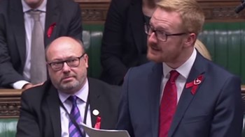 Βρετανός βουλευτής αποκάλυψε στο Κοινοβούλιο ότι είναι οροθετικός – ΒΙΝΤΕΟ