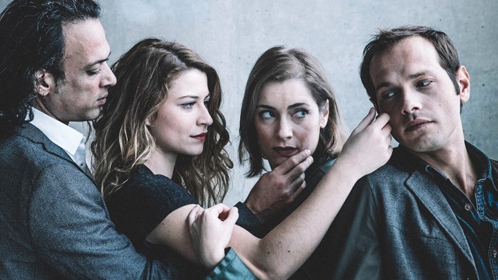 Οι πρώτες φωτογραφίες από το φιλόδοξο «Τόσο κοντά»του ΚΘΒΕ στο enikos.gr