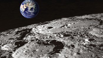 Δεν φαντάζεστε πόσο πουλήθηκαν σε δημοπρασία τρεις μικρές πέτρες από τη Σελήνη