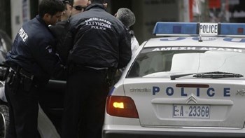 Χειροπέδες σε 28χρονο που παρίστανε τον αστυνομικό του Τσίπρα