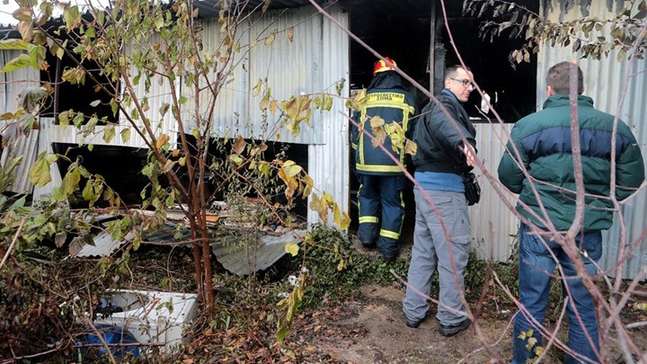 Φωτιά με έναν νεκρό στο στρατόπεδο Καποτά – Τον εντόπισαν οι πυροσβέστες κατά τη διάρκεια της κατάσβεσης – ΒΙΝΤΕΟ