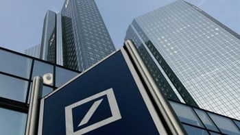 “Φύλλο και φτερό” κάνουν οι Αρχές τα γραφεία της Deutsche Bank – Συνεχίζονται οι έρευνες