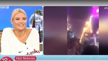 Εντυπωσιακή ύπαρξη έκανε… στριπτίζ στην πρεμιέρα του Διονύση Σαββόπουλου – ΒΙΝΤΕΟ