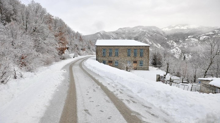 Καταγγελία αναγνώστη: Παραμένουν χωρίς ρεύμα στη Βούρμπιανη Κονίτσης