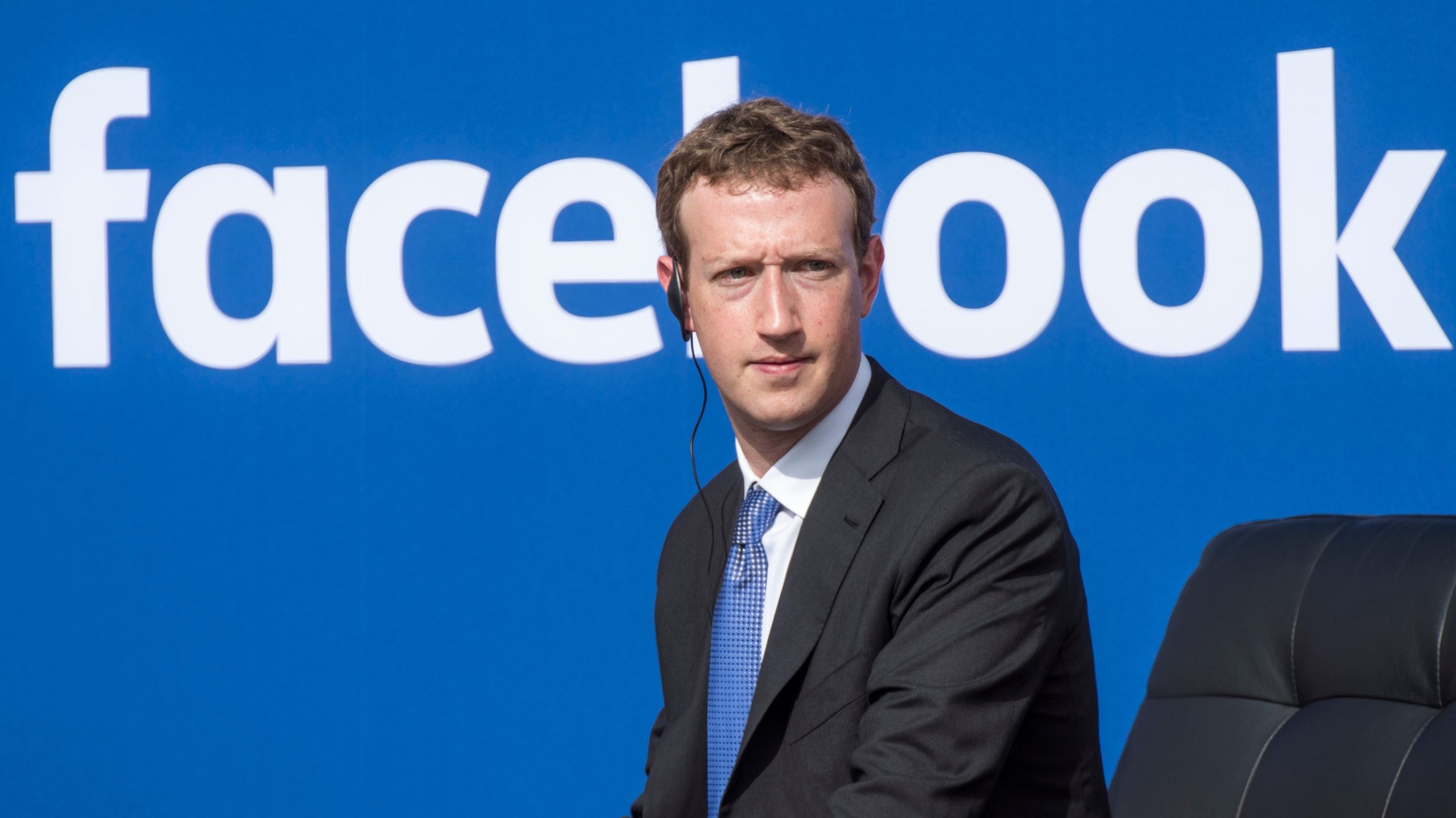 Επικό τρολάρισμα του Guardian στον Ζούκερμπεργκ για τα σκάνδαλα με το Facebook – ΒΙΝΤΕΟ