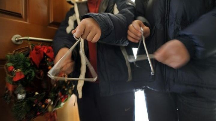 Ανήλικοι έκλεψαν τα λεφτά παιδιών που έλεγαν τα κάλαντα στη Δραπετσώνα