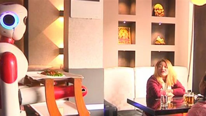 Ρομπότ ανέλαβαν χρέη… σερβιτόρων – ΒΙΝΤΕΟ