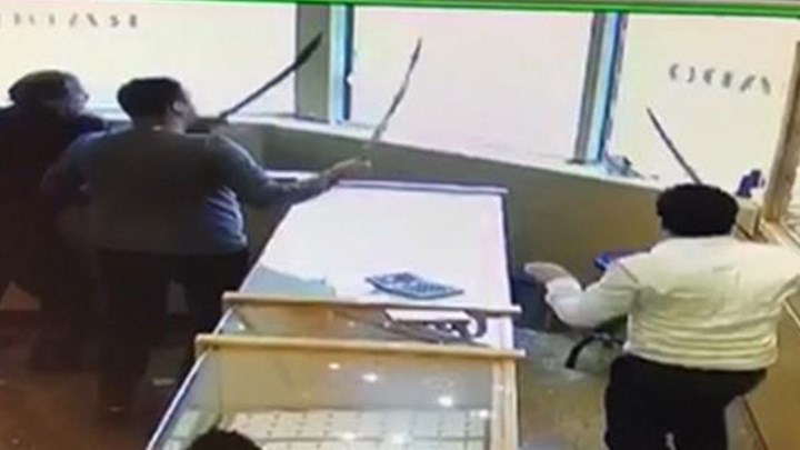 Έδιωξαν επίδοξους ληστές με… χατζάρες  – ΒΙΝΤΕΟ