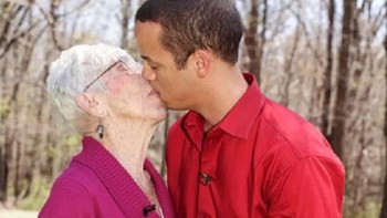 Σοκάρει η σχέση μίας 91χρονης με έναν 31χρονο: Το σεξ είναι απίθανο μαζί του – ΦΩΤΟ