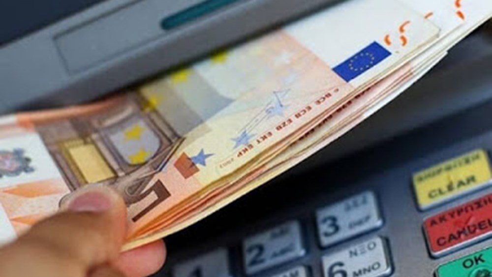 Ο ορισμός της εντιμότητας: Πολύτεκνος λιμενικός βρήκε χρήματα στο ATM και τα παρέδωσε στην αστυνομία