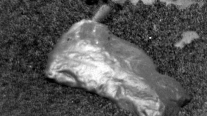Εξάπτει τη φαντασία ένα μυστηριώδες αντικείμενο που λάμπει σαν χρυσός στην επιφάνεια του Άρη – ΦΩΤΟ