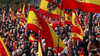Χιλιάδες διαδηλωτές στους δρόμους της Μαδρίτης υπέρ της ενότητας στην Ισπανία