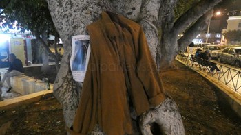 Έντυσαν τα δέντρα με μπουφάν στα Χανιά – Δείτε γιατί – ΦΩΤΟ