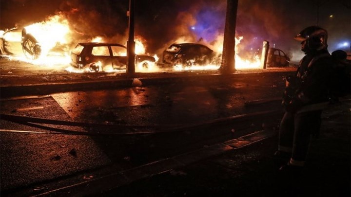 “Εμπόλεμη ζώνη” το Παρίσι: Πάνω από 100 τραυματίες στη διαδήλωση των “κίτρινων γιλέκων” – Έκτακτη σύσκεψη συγκαλεί ο Μακρόν – ΦΩΤΟ-ΒΙΝΤΕΟ
