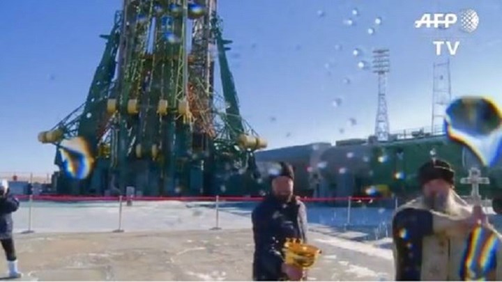 Συνέβη και αυτό: Ιερέας έκανε αγιασμό σε… διαστημόπλοιο – ΒΙΝΤΕΟ