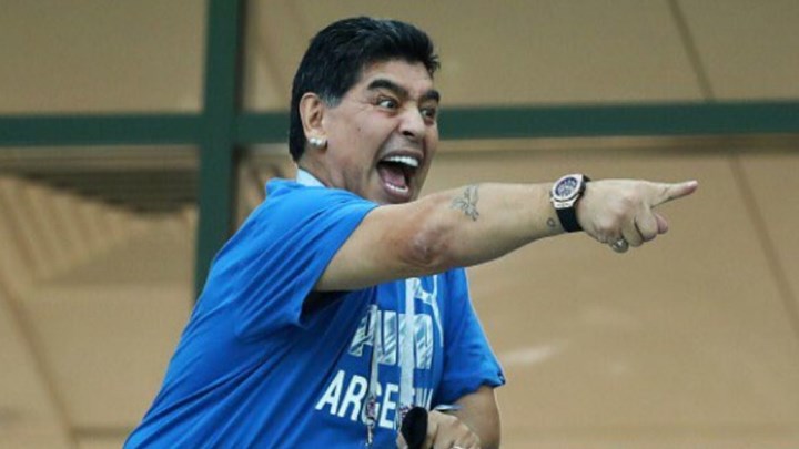 Ο Μαραντόνα επιτέθηκε σε οπαδούς της ομάδας που προπονεί – ΒΙΝΤΕΟ