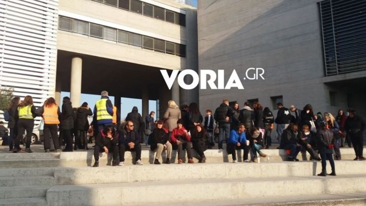 Κατάληψη στο γραφείο του Μπουτάρη από εργαζόμενους του δήμου – ΦΩΤΟ – ΒΙΝΤΕΟ