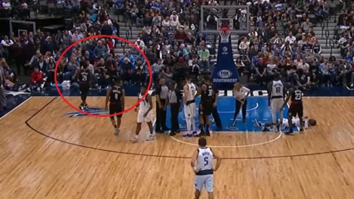 “Άναψαν” τα αίματα στο NBA: Πέταξε μπάλα σε οπαδό που έβριζε τη μάνα του – ΒΙΝΤΕΟ