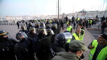 Υπέκυψε η 80χρονη που είχε τραυματισθεί από δακρυγόνα στα επεισόδια στη Γαλλία – ΒΙΝΤΕΟ