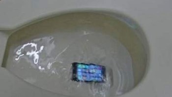 Έως επτά φορές πιο βρώμικα τα κινητά από… τη λεκάνη της τουαλέτας