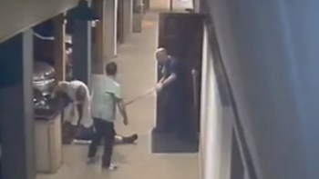 Άγριο ξύλο έξω από μπαρ στην Καλιφόρνια – ΒΙΝΤΕΟ