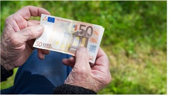 Τι απαντά το υπουργείο Εργασίας στην καταγγελία της ΑΔΕΔΥ για μεγάλη μείωση των συντάξεων με τον νόμο Κατρούγκαλου