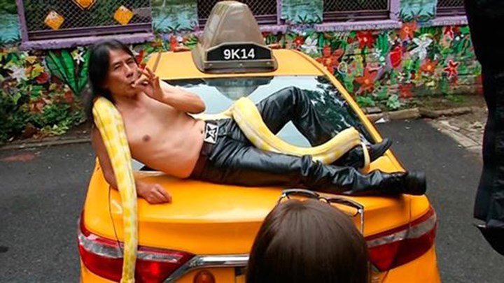 Ημερολόγιο με ημίγυμνους… ταξιτζήδες – ΒΙΝΤΕΟ