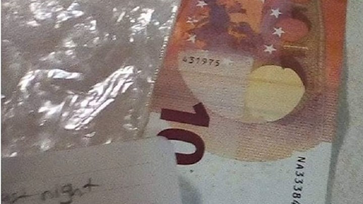 Πρόσφυγες πήραν ξύλα από καφενείο για να ζεσταθούν και άφησαν 10 ευρώ – ΦΩΤΟ