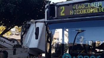 Ατύχημα κατά τη διάρκεια του χριστουγεννιάτικου στολισμού – Γερανοφόρο όχημα συγκρούστηκε με λεωφορείο – ΦΩΤΟ