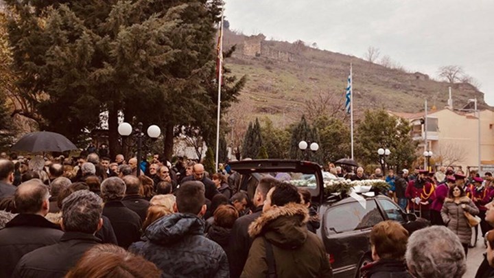 Ράγισαν καρδιές στην κηδεία της αδικοχαμένης φοιτήτριας – Τραγικές φιγούρες οι γονείς της – ΦΩΤΟ – ΒΙΝΤΕΟ