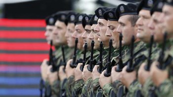 Με ένοπλη επέμβαση στο Κόσοβο απειλεί η Σερβία