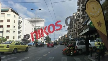 Ελληνικό «δαιμόνιο»: Αυτοσχέδια λαϊκή στην Κηφισίας – ΦΩΤΟ αναγνώστη