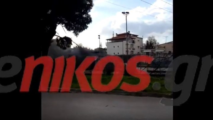 Φωτιά σε μάνδρα ανταλλακτικών αυτοκινήτων στη Λυκόβρυση – ΒΙΝΤΕΟ αναγνώστη