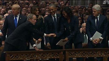 Η… συνωμοσία της Μισέλ Ομπάμα με τον Τζορτζ Μπους – ΒΙΝΤΕΟ