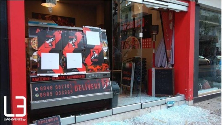 Έκαναν “γυαλιά-καρφιά” το κατάστημα του εργοδότη που κατηγορείται για τον ξυλοδαρμό διανομέα – ΦΩΤΟ