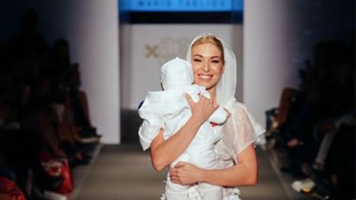 Όταν η Μικαέλα Φωτιάδη έκανε πασαρέλα αγκαλιά με τον γιο της – ΦΩΤΟ