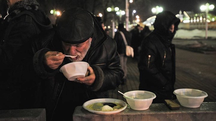 Ζεστή σούπα για τους άστεγους της Αγίας Πετρούπολης – ΦΩΤΟ