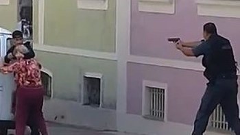 Καρέ-καρέ η εξουδετέρωση ληστή που κρατούσε όμηρο ηλικιωμένη – ΒΙΝΤΕΟ