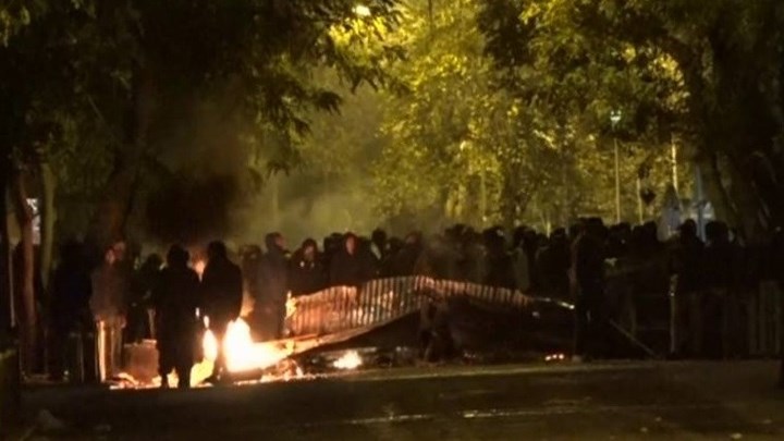 “Μυρίζει μπαρούτι” στα Εξάρχεια: Κουκουλοφόροι στήνουν οδοφράγματα και βάζουν φωτιές