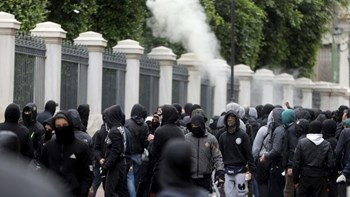 Στις 24 οι προσαγωγές για τα επεισόδια στην πλατεία Κλαυθμώνος