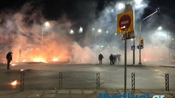 Νέος γύρος επεισοδίων στη Θεσσαλονίκη – Επίθεση κουκουλοφόρων σε ΜΑΤ με μολότοφ – ΒΙΝΤΕΟ