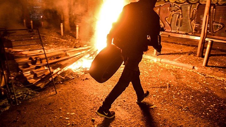 Άγρια επεισόδια στα Εξάρχεια μετά την πορεία για τον Γρηγορόπουλο – Τρεις τραυματίες, 66 προσαγωγές και 13 συλλήψεις – ΦΩΤΟ – ΒΙΝΤΕΟ