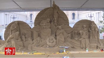 Μια φάτνη από 720 τόνους άμμου στολίζει την πλατεία του Αγίου Πέτρου – ΒΙΝΤΕΟ