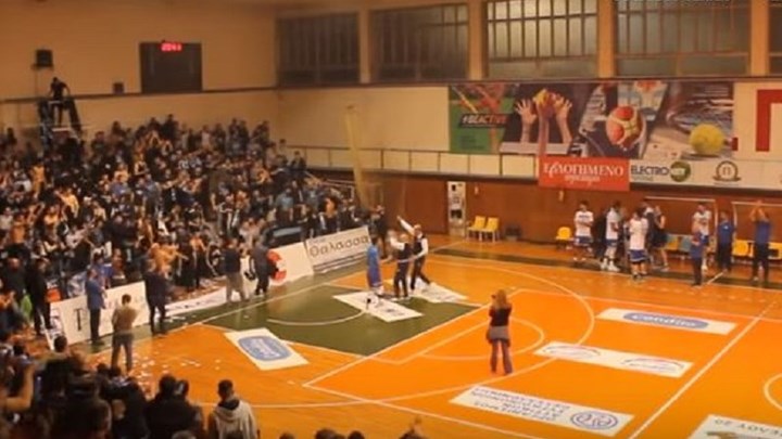 Εκπληκτικό – Οι διαιτητές του αγώνα βόλεϊ Ηρακλής-Μπενφίκα υποκλίθηκαν στους οπαδούς του Γηραιού – ΒΙΝΤΕΟ