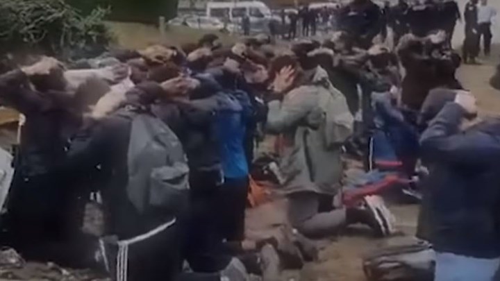 Σάλος στη Γαλλία: Η αστυνομία έβαλε 12χρονα παιδιά να γονατίσουν σαν αιχμάλωτοι πολέμου – ΒΙΝΤΕΟ