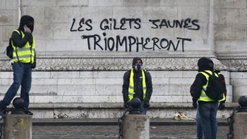 Ραγδαίες εξελίξεις στη Γαλλία: Βουλευτές της αντιπολίτευσης σχεδιάζουν να καταθέσουν πρόταση μομφής κατά της κυβέρνησης