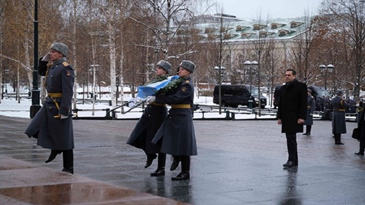 Ο Τσίπρας κατέθεσε στεφάνι και η ρωσική στρατιωτική μπάντα έπαιζε… Μαρινέλλα – ΒΙΝΤΕΟ