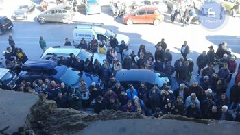 Ένταση στη Ρόδο: Αποδοκίμασαν τους κατηγορούμενους για τη δολοφονία της φοιτήτριας – ΒΙΝΤΕΟ