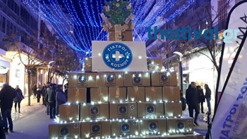 Χριστουγεννιάτικο δέντρο από…γάλα στον πεζόδρομο της Αγίας Σοφίας – ΦΩΤΟ